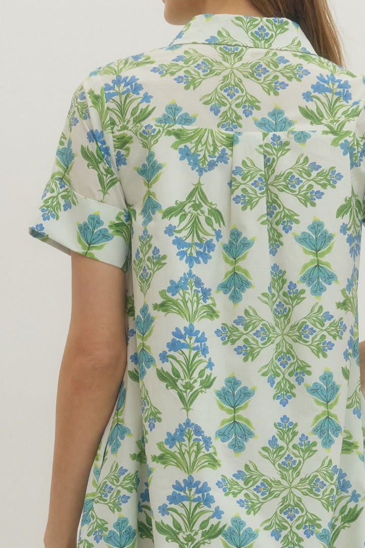Short-sleeve shirt with a floral pattern on a plain background